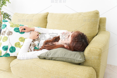 年轻女子在房间里休息