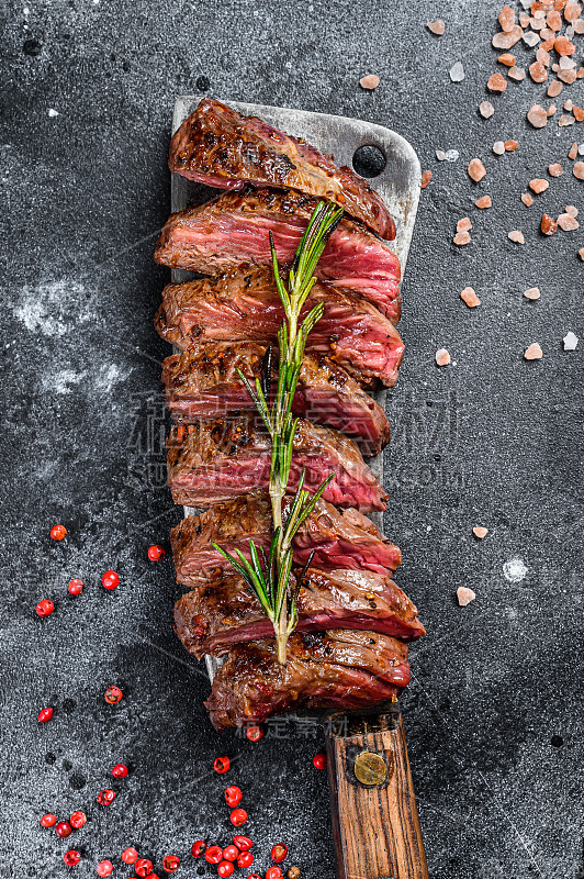 烤牛排，丹佛牛排。大理石肉牛肉。黑色背景。俯视图