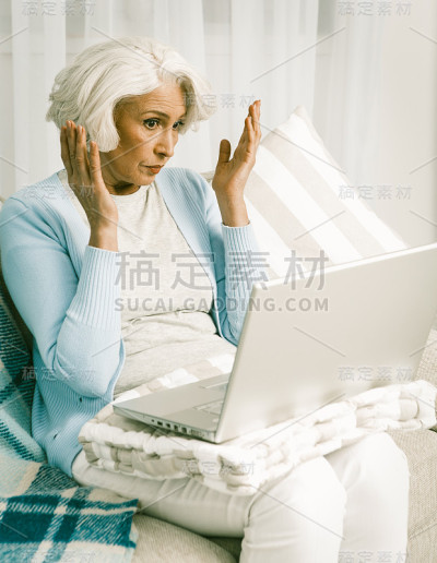 失望的白人听到女人在用笔记本电脑