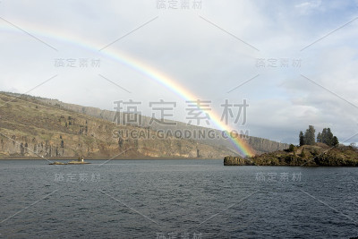 哥伦比亚峡谷18英里岛的彩虹，摄于冬天