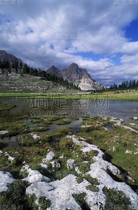 白云石山脉景观