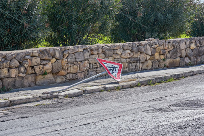 带有行人和人行横道标志的破碎道路标志