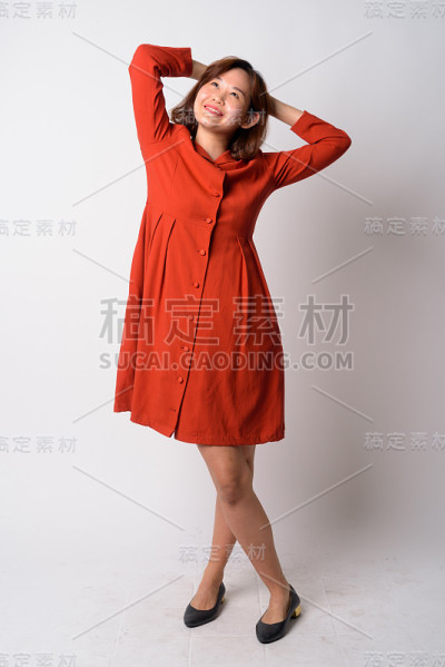 全身的幸福美丽的亚洲女人思考和向上看