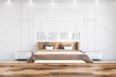 豪华白色主卧室的桌子