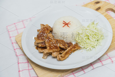 米饭和芝麻炒猪肉的特写