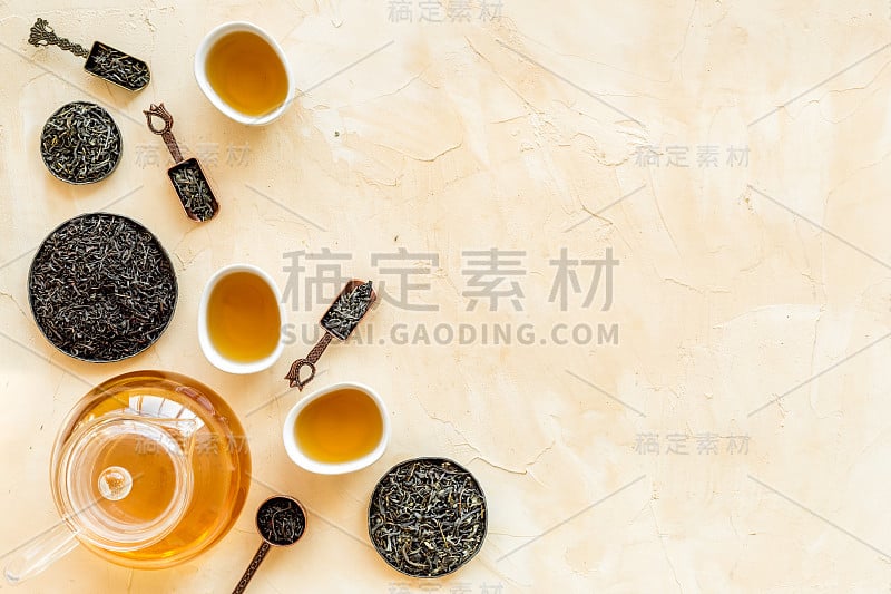 顶视图的各种茶在铁碗和勺子。亚洲茶道