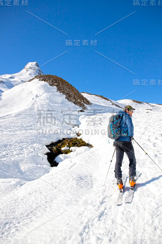 在体育节上滑雪的人