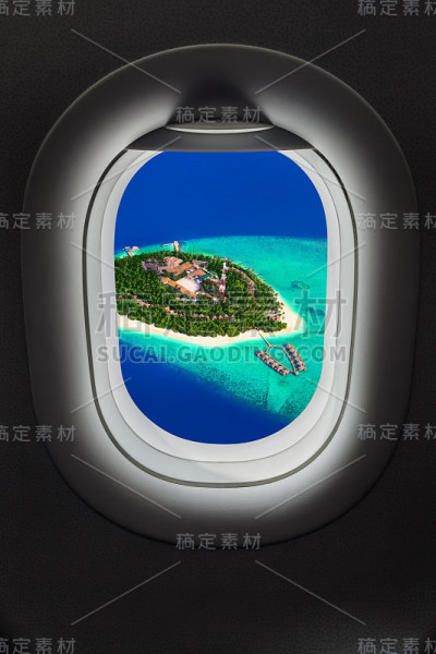 在飞机窗口的马尔代夫热带岛屿