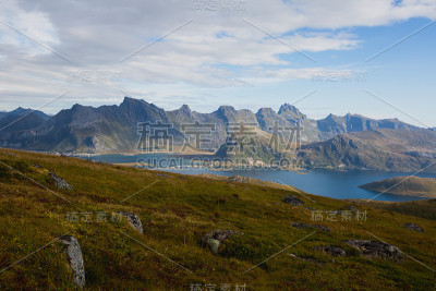 夏季挪威景观与Ryten峰，罗浮敦群岛，北欧