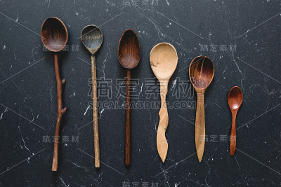黑色背景上的旧木勺