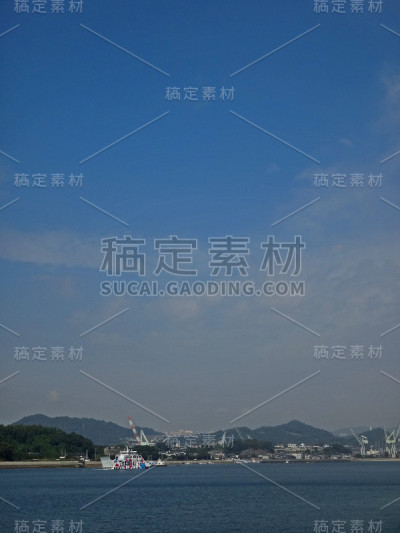在对岸的小镇和蔚蓝的天空