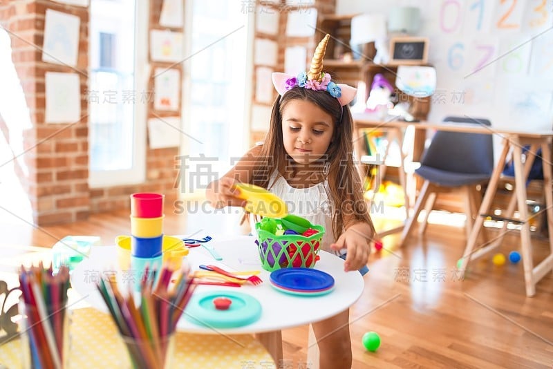 可爱的幼童在幼儿园玩很多玩具