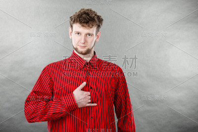 穿着红衬衫的绅士