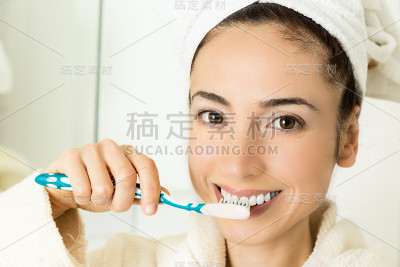 一个女人在浴室里刷牙