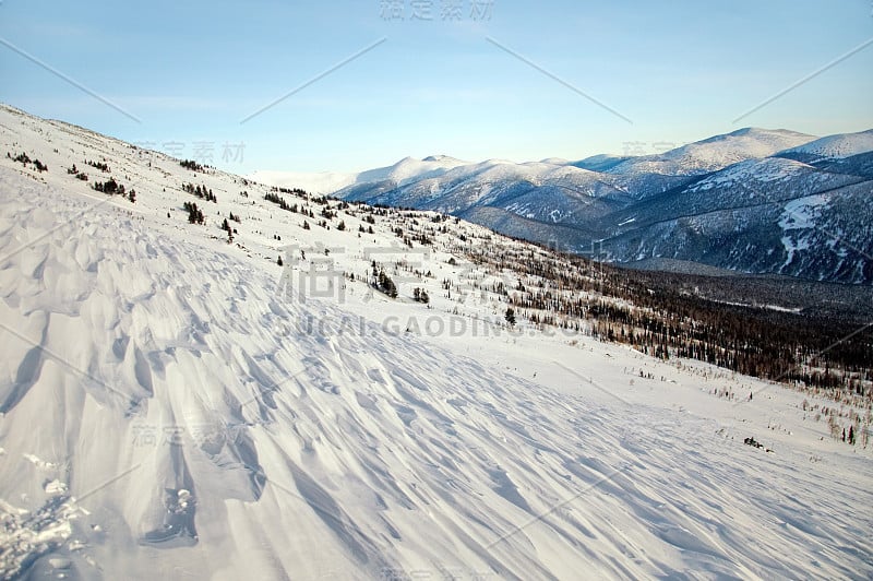 雪山和山腰上的雪。徒步登山。