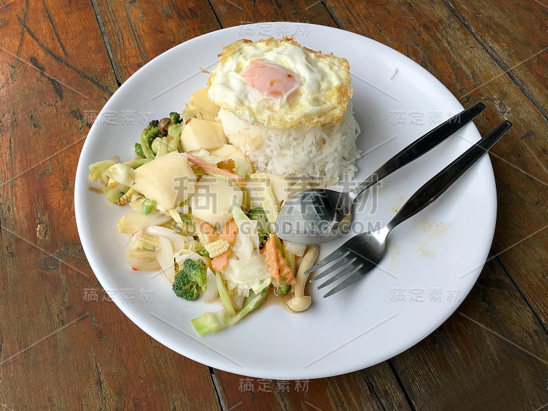 素菜豆腐炒蛋白饭木背景。素食，健康食品。