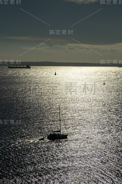 一艘帆船的剪影正从圣莫斯驶出