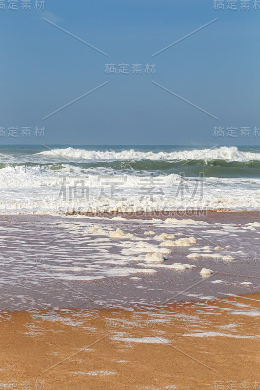 海岸，移动海浪与泡沫。风能。青绿色的水。