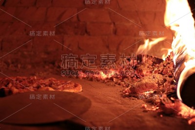 在砖石烤箱里做披萨