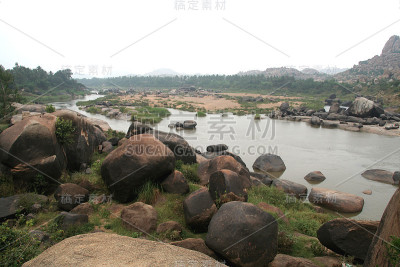 河和岩石