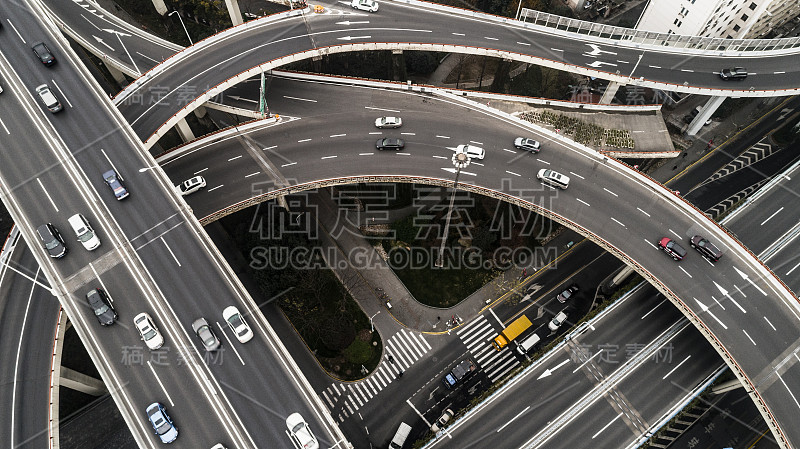 多云天气城市公路和立交桥鸟瞰图