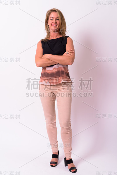 完整的肖像美丽成熟的女商人站在白色的背景