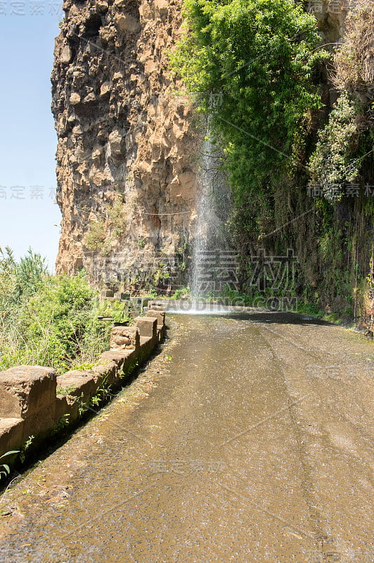 葡萄牙马德拉岛，Ponta do Sol和jarardim do Mar之间岩石悬崖边缘封闭的老路上