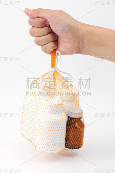 手里拿着网袋药瓶