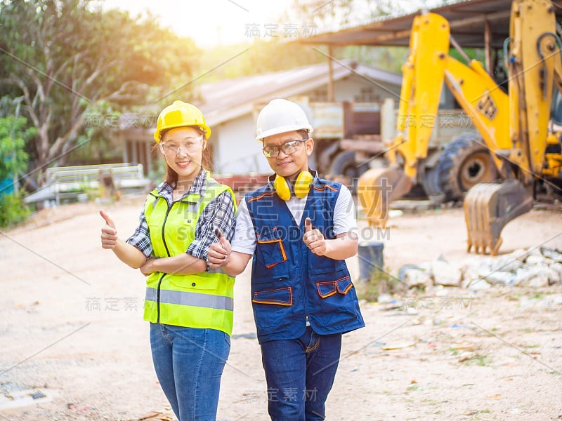 在建筑工地工作的工程师。男男女女在露天矿场工作。建筑工程师一起在现场工作。