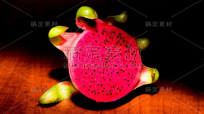 美味的火龙果切成一片，完全红白相间