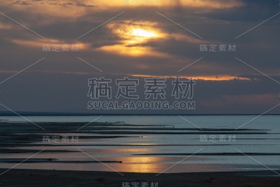 蒙古湖上明亮的日落
