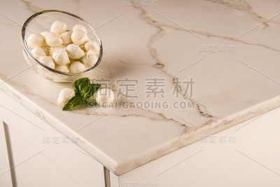 白色橱柜与优雅的大理石台面