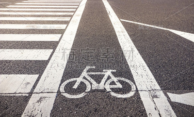 柏油路上的自行车道标志和人行横道