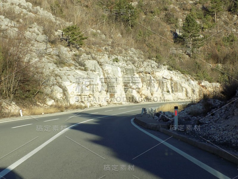 在冬天穿过岩石景观的道路