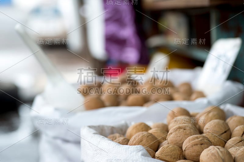 市场上白色聚丙烯袋装核桃。侧视图。背景