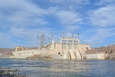 在科罗拉多河亚利桑那州一侧的戴维斯水坝水力发电厂