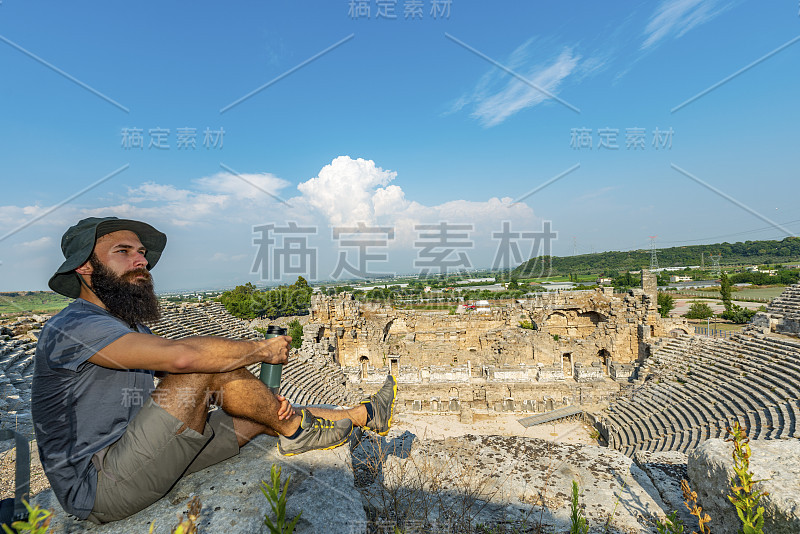 土耳其安塔利亚阿克苏- 2018年8月5日。佩尔吉古城和遗址的徒步旅行者。