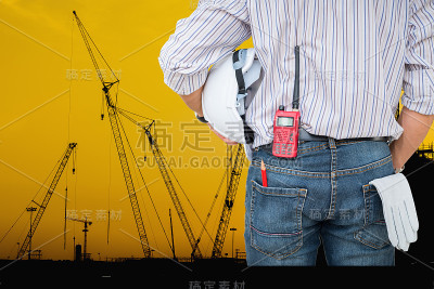 石油钻塔施工平台制作现场，施工活动剪影。