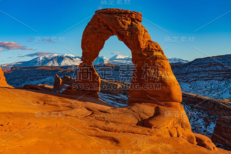 阳光照亮了精致的拱门和白雪覆盖的拉萨尔山脉