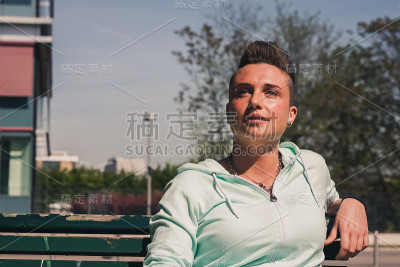 一个短发女孩的肖像