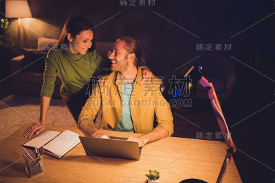 他的肖像，他，她，她，漂亮的，迷人的，可爱的，愉快的，愉快的配偶，工作，自我发展的公司，同事，在晚上