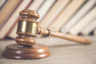 带书的木制裁判