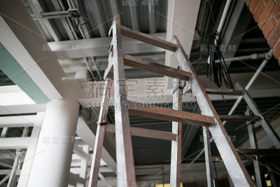 在修理公寓时，用一个建筑工具修楼梯