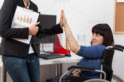 坐轮椅的女人和她的同事