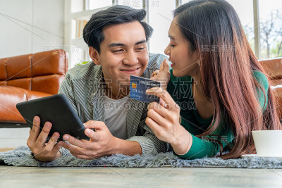年轻夫妇用信用卡在网上购物