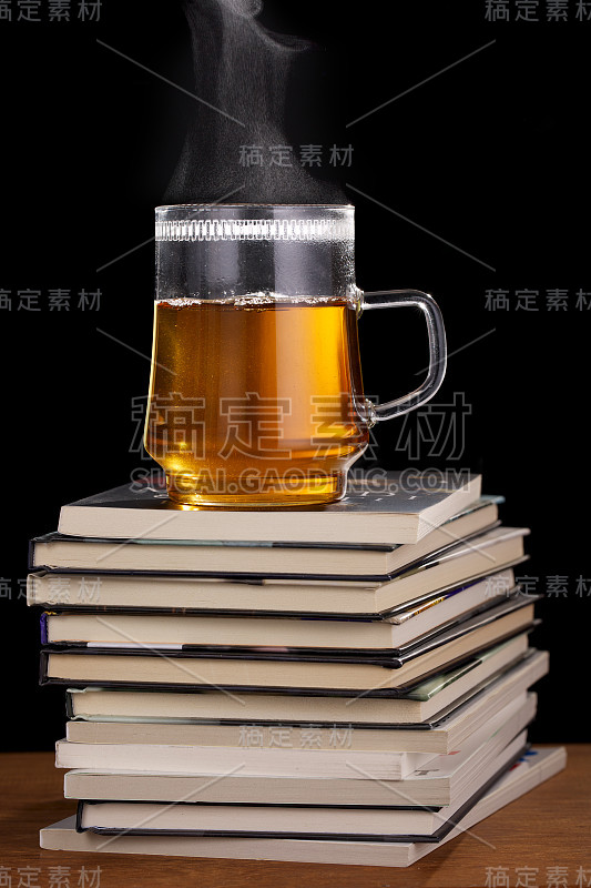 35、一堆书配一杯茶