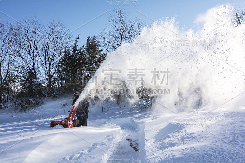 早上有人在铲雪