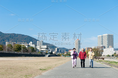 老年妇女朋友有散步