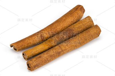 肉桂棒孤立在白色背景。俯视图