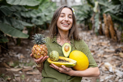 在户外吃异国食物的女人